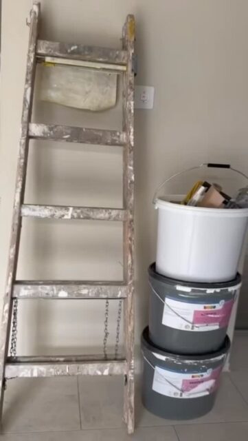 Langsam wird’s richtig schön bei uns.
Heute haben die Maler von @mengemooler unsere neuen Wände zum Leben erweckt – mit viel Sorgfalt und extra Engagement.
Ein grosses Danke an das ganze Team für euren Einsatz 🙏
Der Standort nimmt immer wie mehr Form an und wir können es kaum erwarten, euch endlich ab dem 1. Januar 2026 bei uns begrüssen zu dürfen.
Falls du Teil 1 und 2 verpasst hast – einfach kurz zurückscrollen.
Dranbleiben lohnt sich.
Du willst sehen, wie es am Ende aussieht? Dann folg uns! 🥳
#reinachbl #baselland #regionlaufental
#physiobox #physioboxreinach
#physiotherapie #gesundheit #bewegung #physiotherapie #MTT #dryneedling #beckenbodentherapie #stosswellentherapie