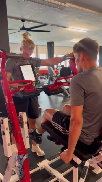 Eine Woche hinter den Kulissen bei Physiobox 👀💪

Andrin studiert Sportwissenschaften in Basel und hat unser Team eine Woche lang im Praxisalltag begleitet. Ein besonderes Highlight: das VALD-Testing. 📊

Dabei konnte er miterleben, wie objektive Daten zu Kraft, Leistungsfähigkeit und Asymmetrien erhoben werden – und wie wir diese Erkenntnisse direkt in die Betreuung und Trainingsplanung einfliessen lassen.

Theorie trifft Praxis. Genau solche Einblicke machen ein Praktikum besonders wertvoll. 🙌

Danke für deinen Besuch, Andrin – und weiterhin viel Erfolg im Studium! 👊

#Physiobox #Leistungsdiagnostik #VALD #reinachbl #laufenbl