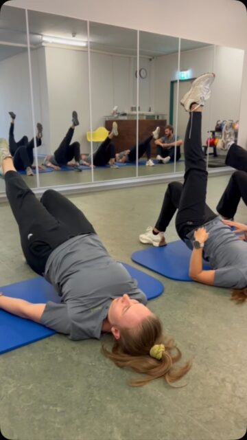 Wann bist du nach einer Verletzung wirklich bereit, wieder Sport zu treiben? 🏃♂️
Genau damit haben wir uns im praktischen Teil unserer Return-to-Sport-Fortbildung beschäftigt.
Wir haben Assessments und Fragebögen selbst angewendet und gelernt, wie wir körperliche Leistungsfähigkeit und die subjektive Bereitschaft zur Rückkehr in den Sport systematisch beurteilen können.
Denn für ein gelungenes Comeback zählt mehr als nur das Bauchgefühl. 💪
#Physiobox #ReturnToSport #Sportphysiotherapie #Physiotherapie #Baselland